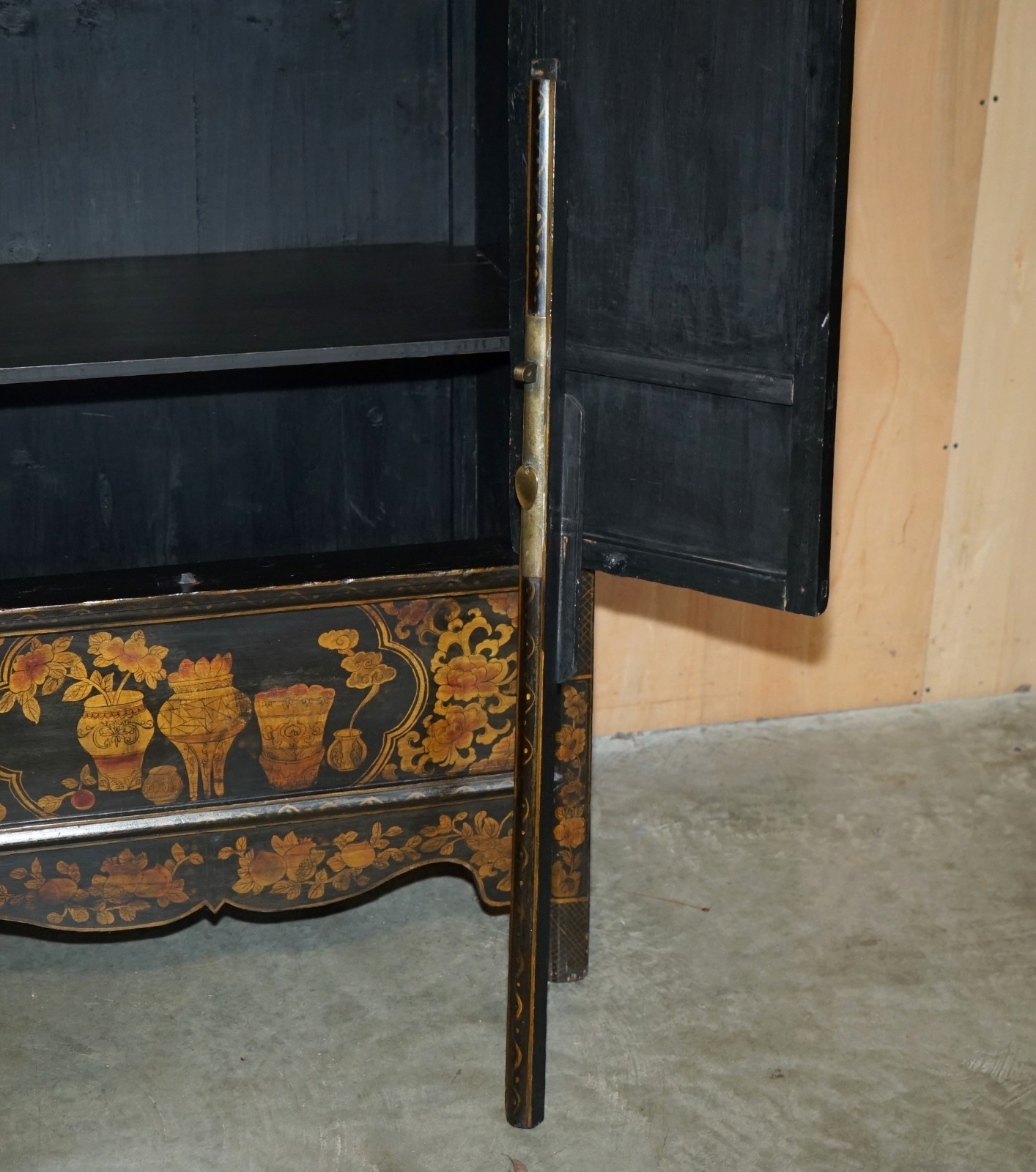 CHINESE EXPORT CHINOISERIE CIRCA 1920 PAINTED LACQUERED WEDDING CABINET WARDROBE