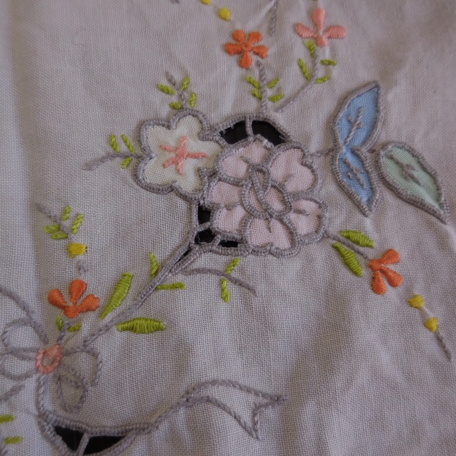 White Rectangular Doily Flower Embroidery 1920 Art Nouveau France N7143