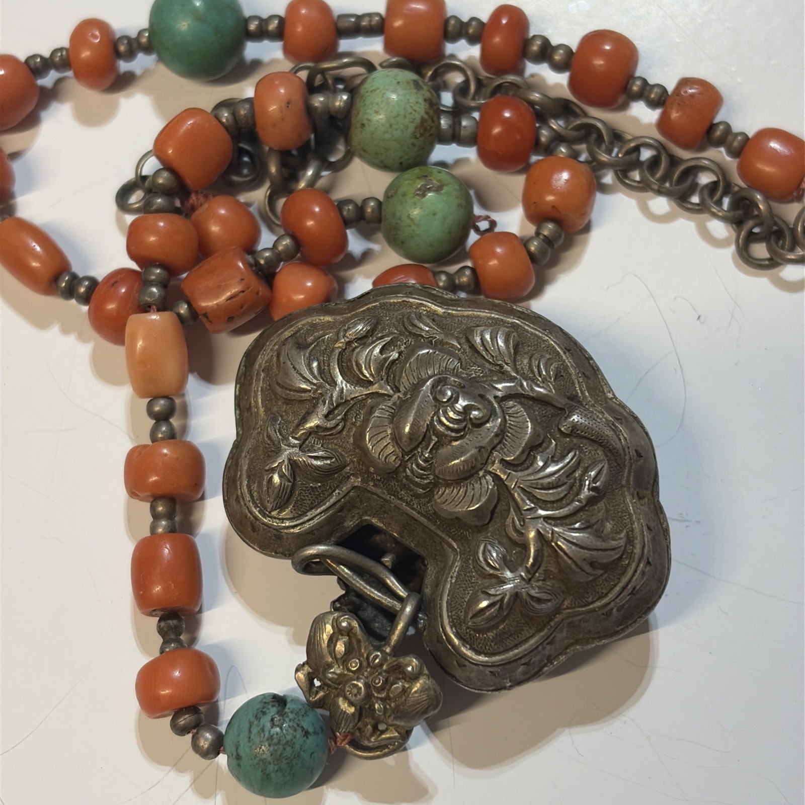 ANTIQUE CHINESE CORAL ENAMEL CARVED￼ BEADS STONE GILT SILVER LOCK NECKLACE