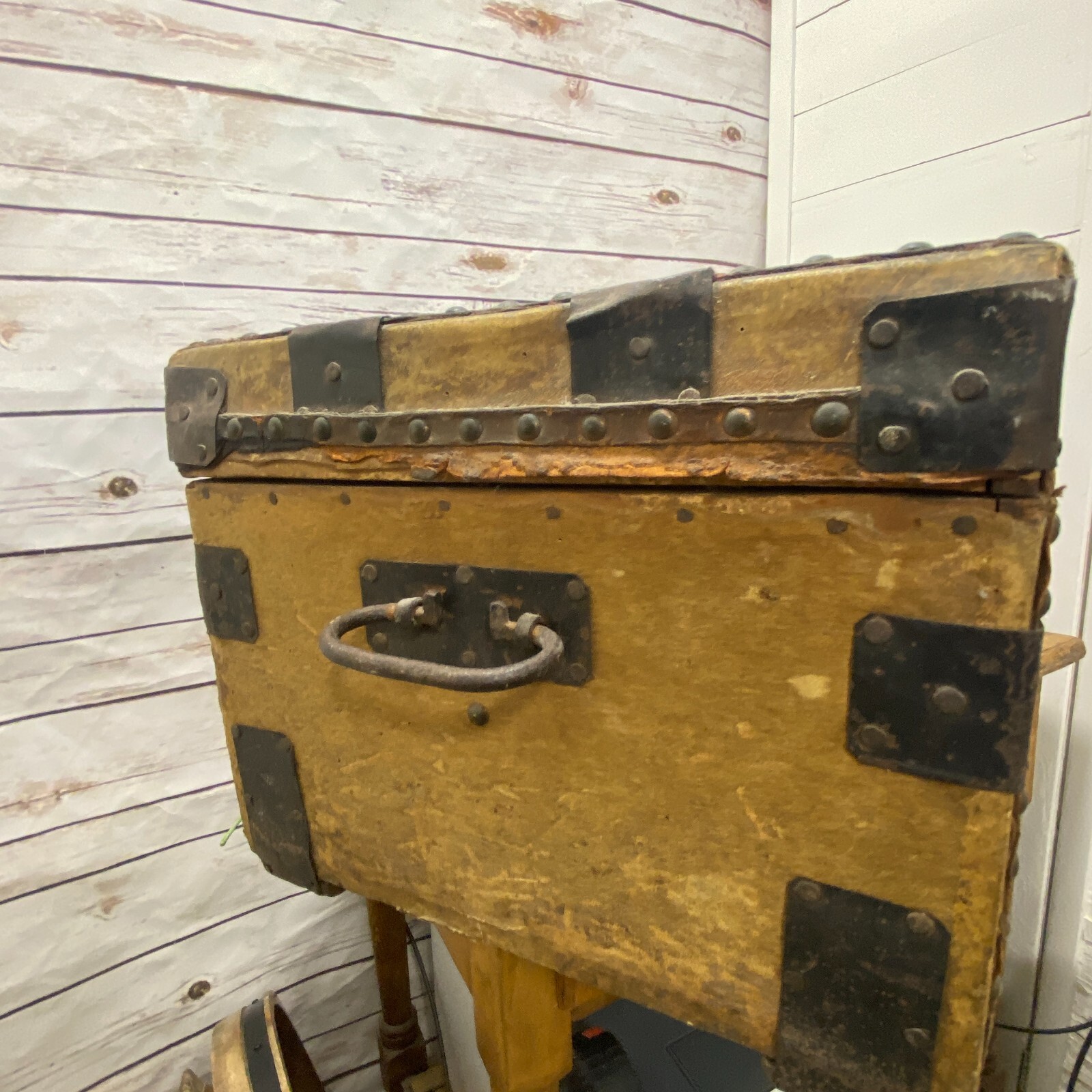 John Woodson Exeter ANTIQUE HIDE COVERED STAGECOACH TRUNK Newspaper Lined VTG