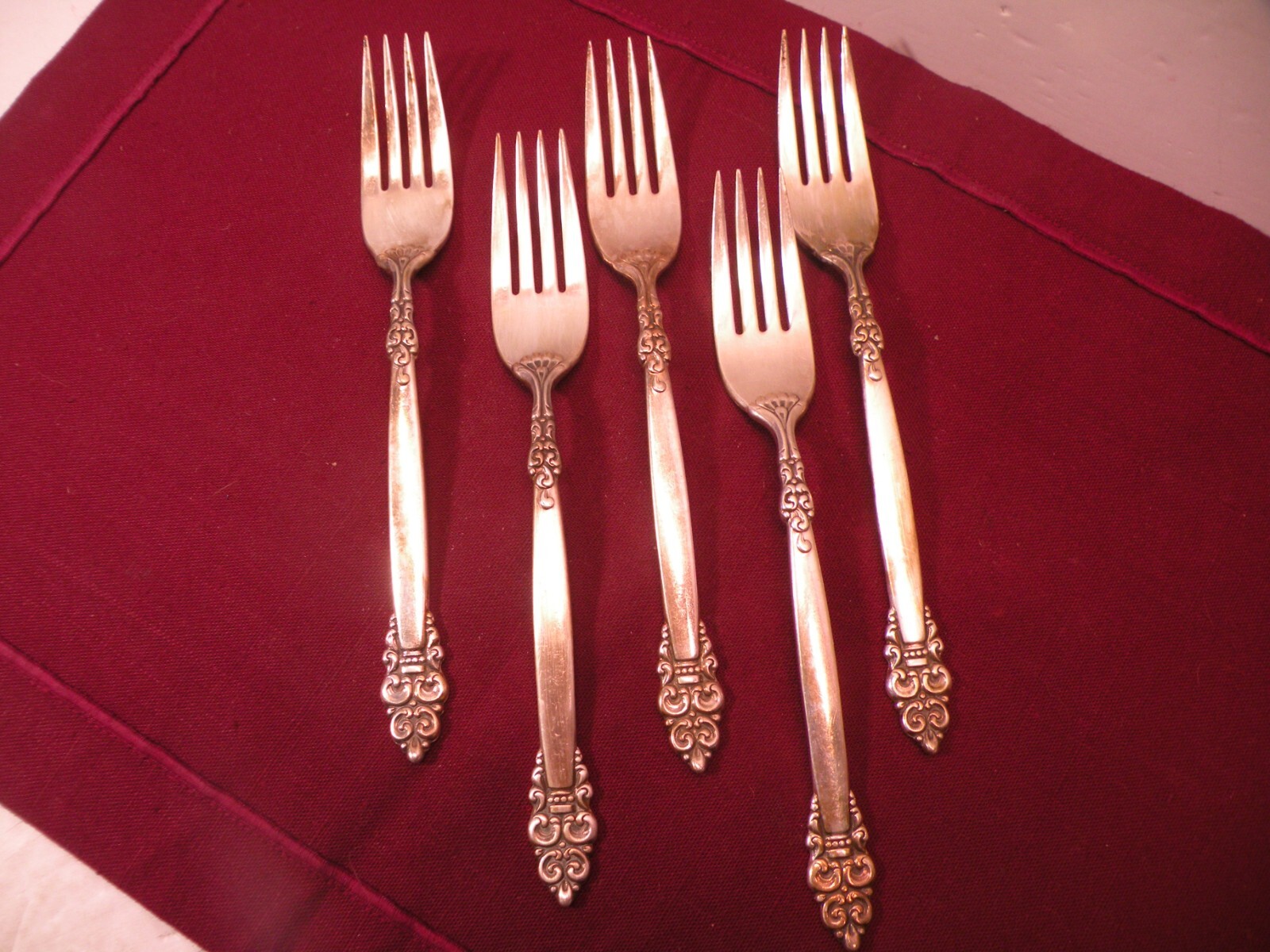 Set of 5 Oneida Community 1970 Silverplate SPANISH CROWN Dinner Forks 7 1/2″