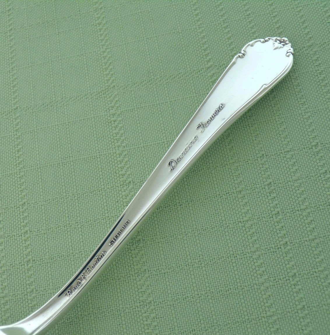 REED & BARTON Sterling Silver SUGAR SHELL Spoon DANCING FLOWERS 6″ No Mono 34 Gr