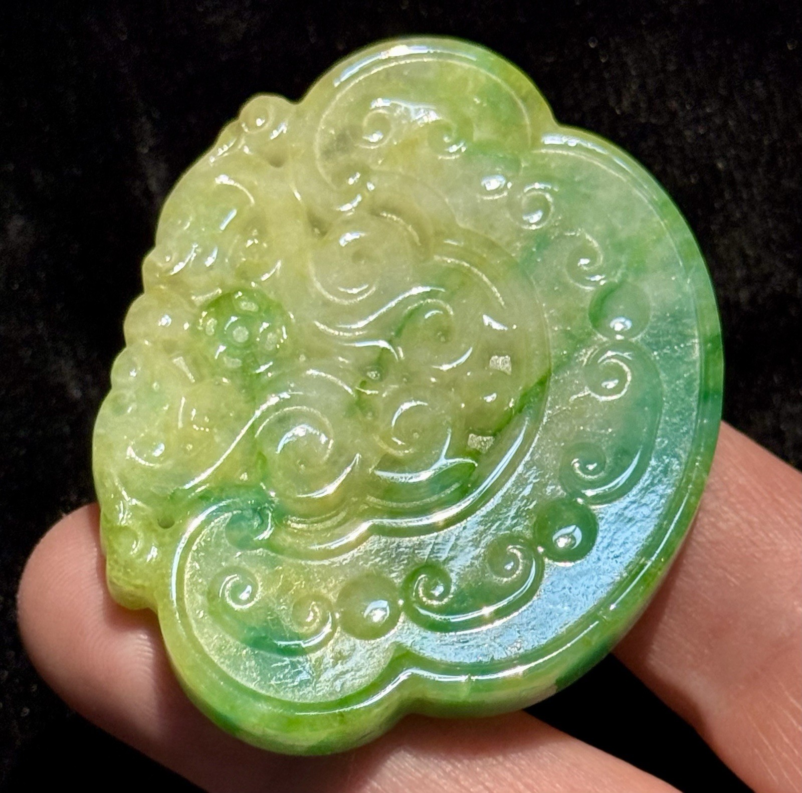 SUBLIME NATURAL BURMESE JADEITE JADE A EMERALD GREEN CARVED RUYI LOCK PENDANT