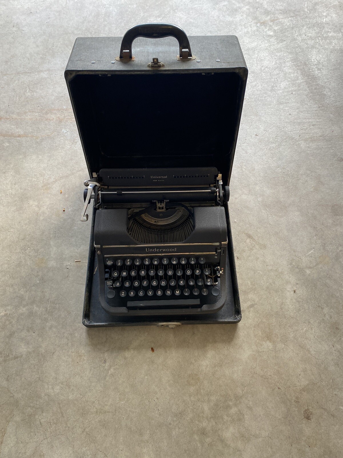 VINTAGE UNDERWOOD TYPEWRITER with CASE – WORKS WELL- HANDLE STATES UNDERWOOD TOO