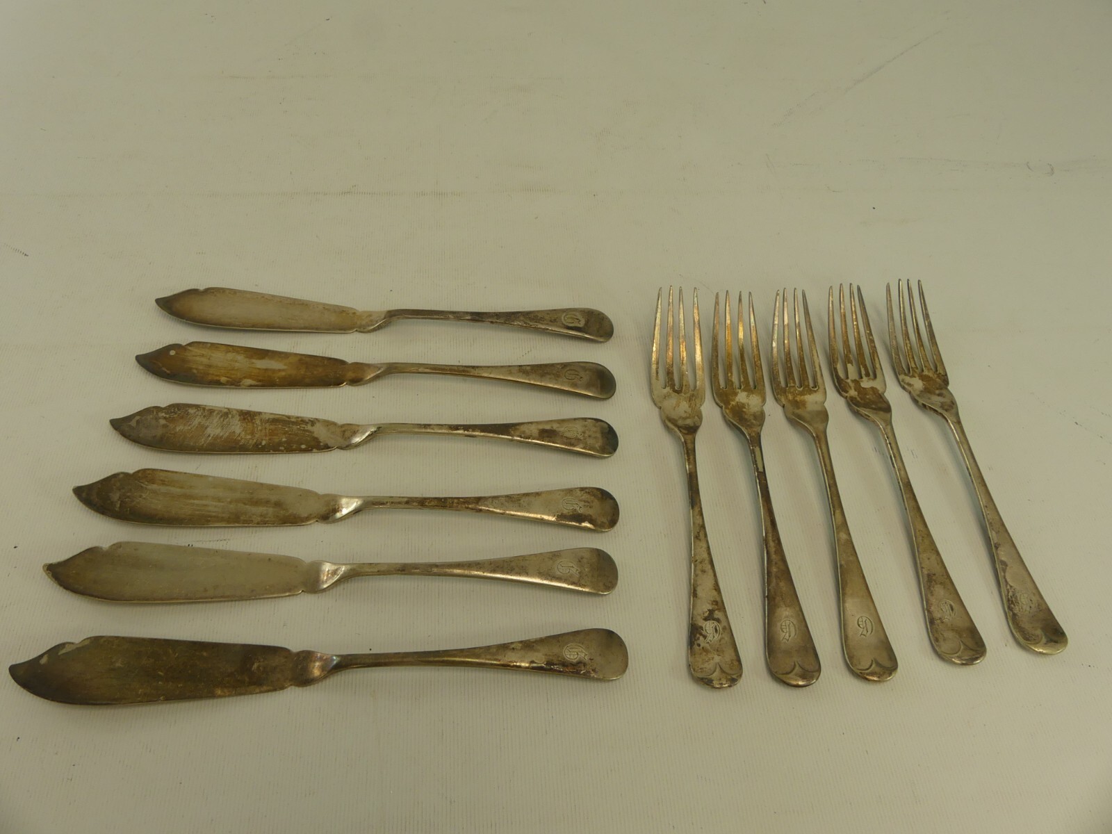 (RefJOH24) Walker & Hall silver plated fish eaters six knives five forks