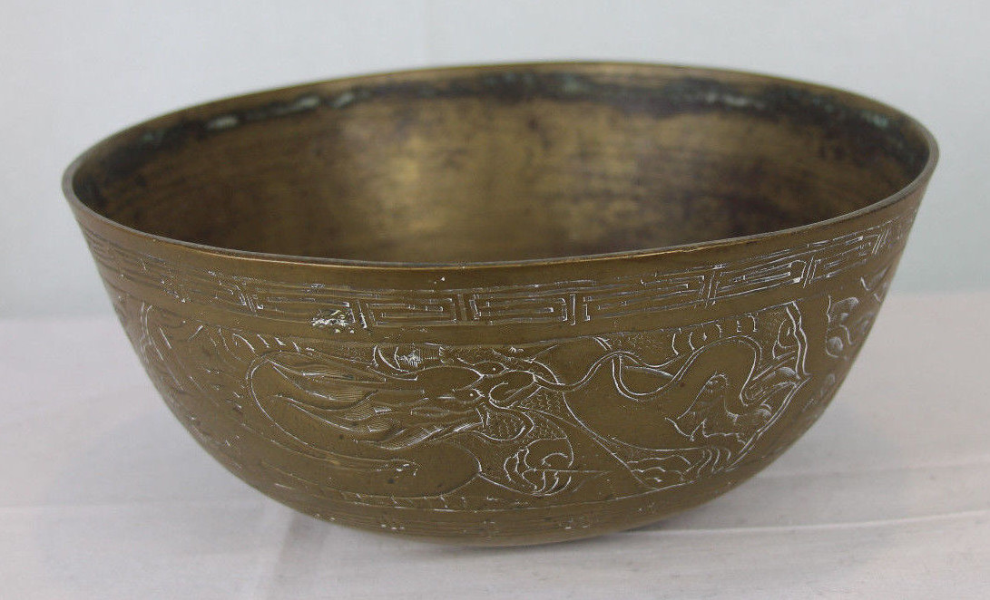 ANTIQUE CHINESE BRASS ENGRAVED BOWL WITH A DRAGON AND PHOENIX, MARKED
