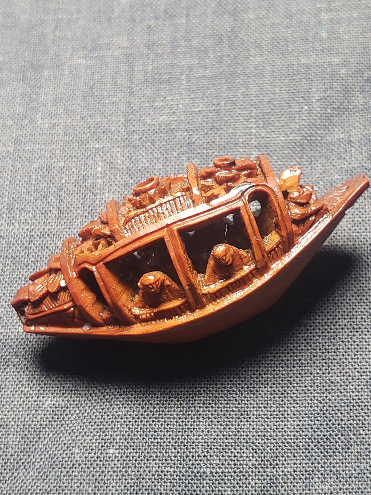 antique Chinese carved Hediao nut bead. Qing Dynasty, 19th century. VERY FINE.