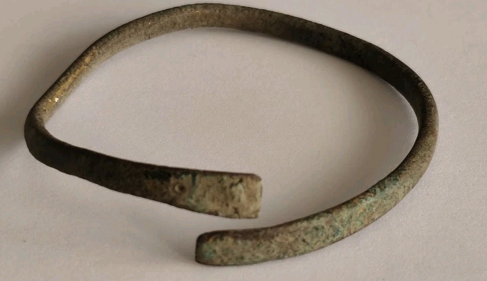 ANCIENT VIKING NORDIC BRONZE BRACELET WITH BIRD’S EYE MOTIF 900-1100 AD