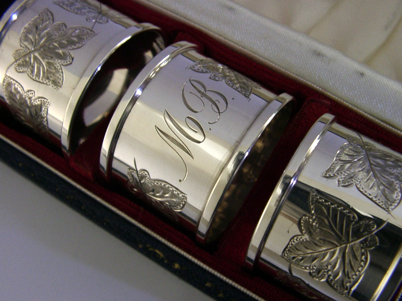BEAUTIFUL 4 SOLID STERLING SILVER NAPKIN RINGS 1970 CASED ENGRAVED MB & JB
