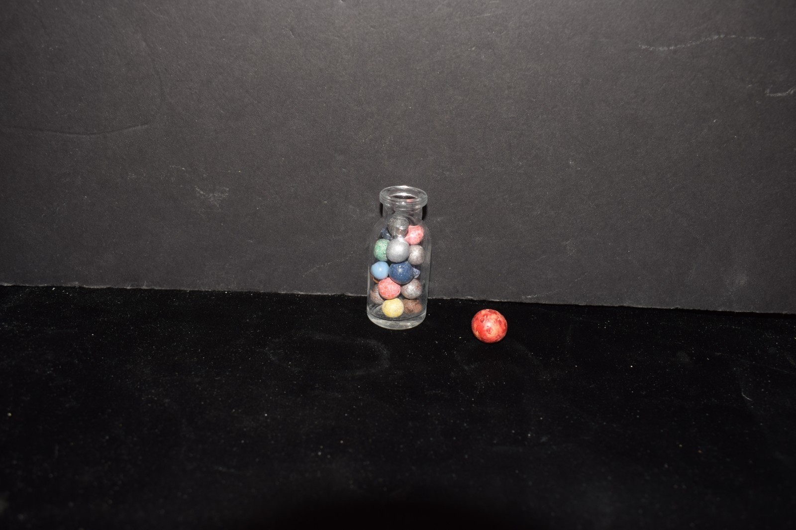 🐦➖⏩1800s Victorina era Antique Clay Marbles in💊Medicine glass vial peewee size