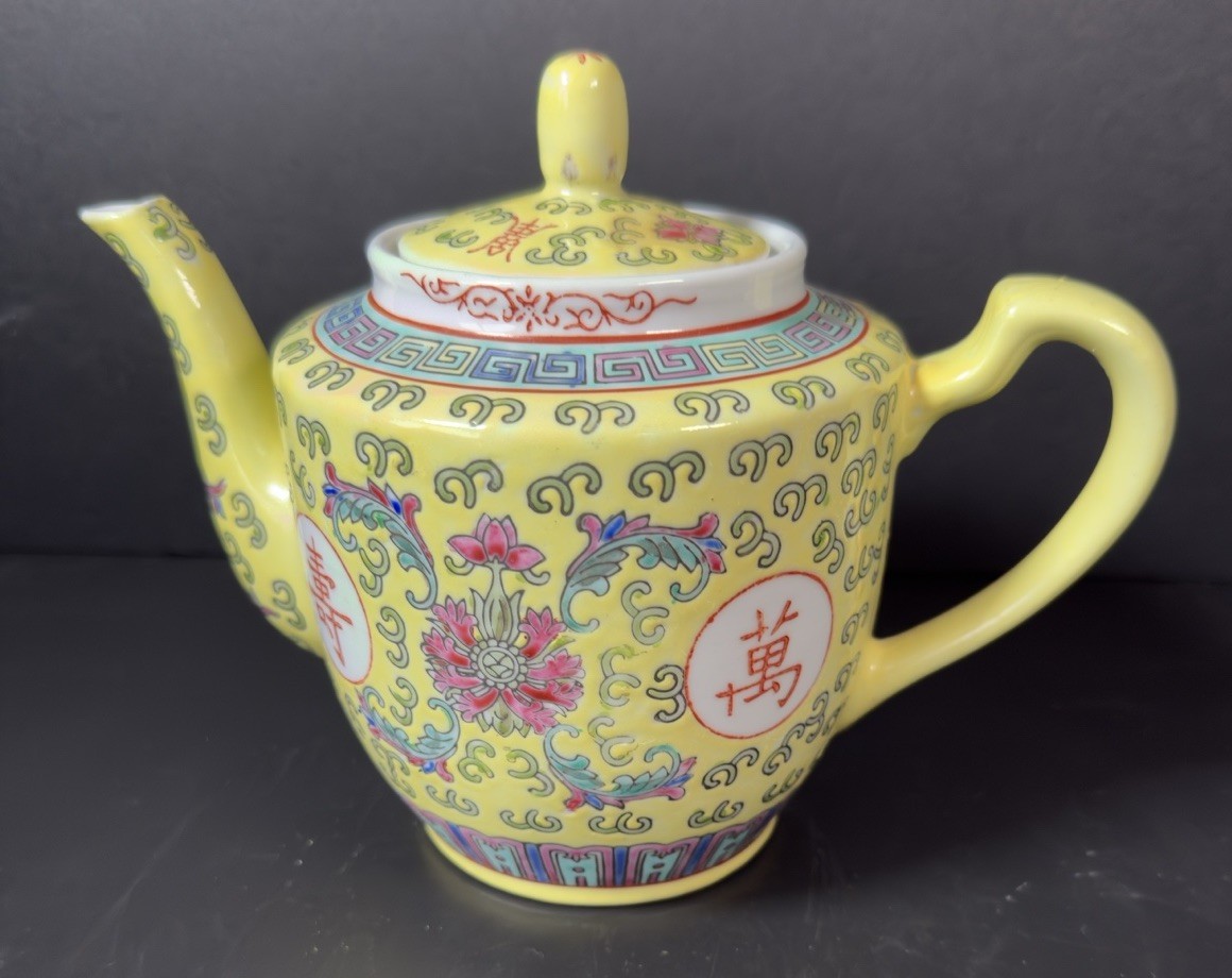 Chinese Porcelain Teapot Famille Jaune Lotus Shou Jingdezhen Marks Qing 20th C.
