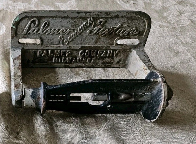 Antique Cast Iron Milwaukee Wi Toilet Paper Holder Palmer Economy Co-Pat 1916