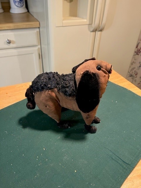 LATE 1800S EARLY 1900S AMISH STYLE BROWN DOG WITH SHOEBUTTON EYES BLACK FUR