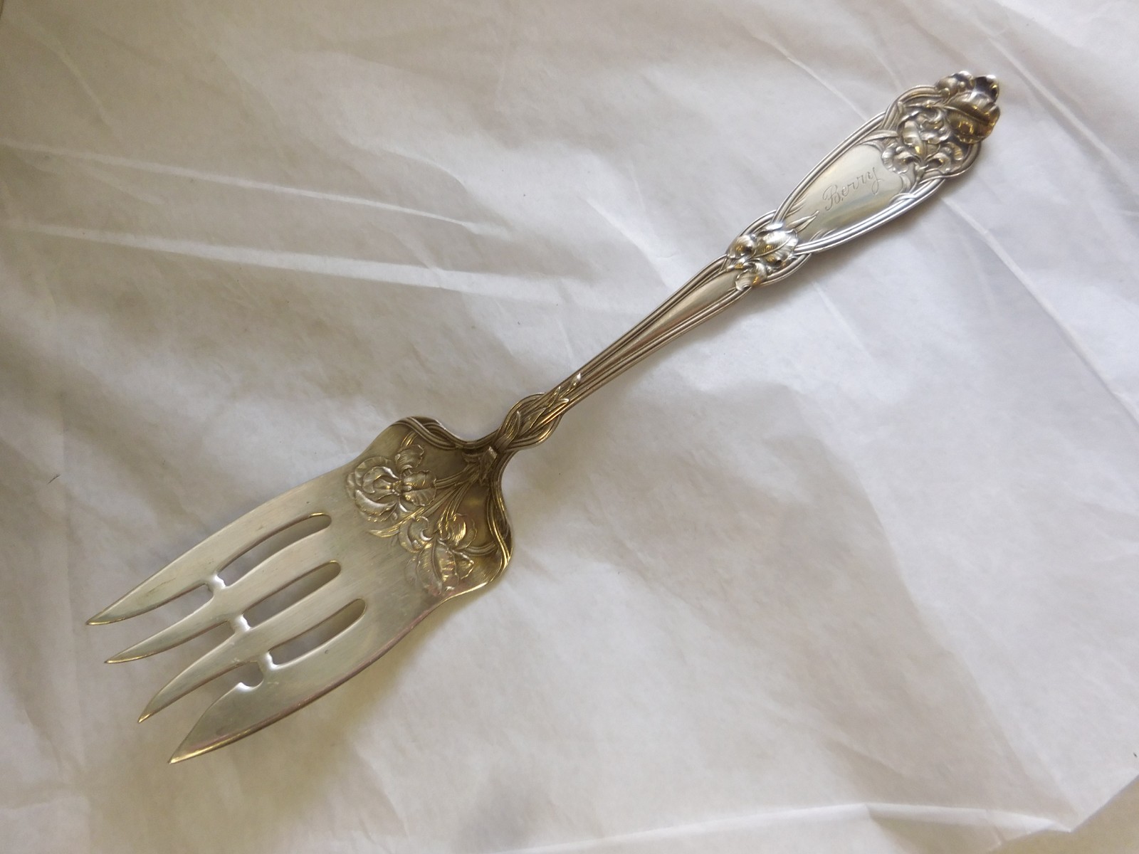 ALVIN FLEUR DE LIS 1907 STERLING SILVER SERVING FORK 7 1/2″ ART NOUVEAU “BERRY”