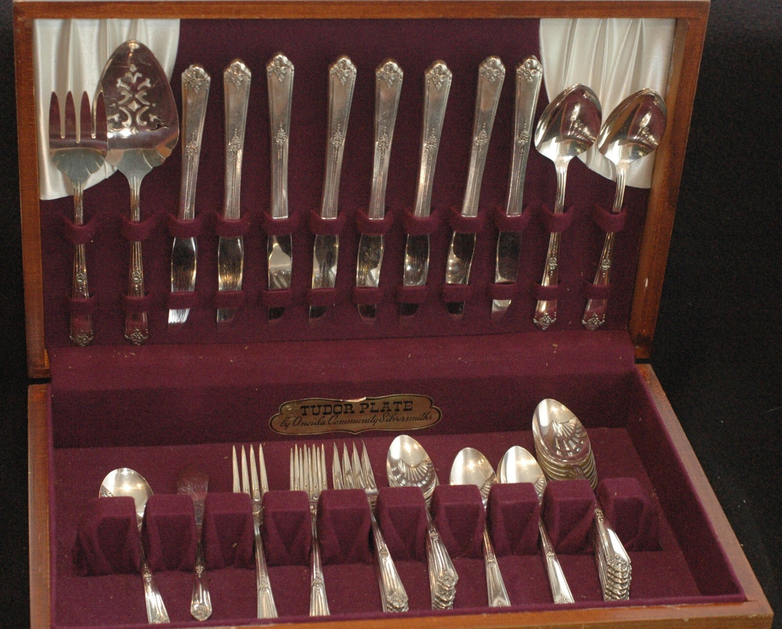 Oneida Community Service for 8 Set Tudor Plate 54 pc Kenized Lined Wood Case