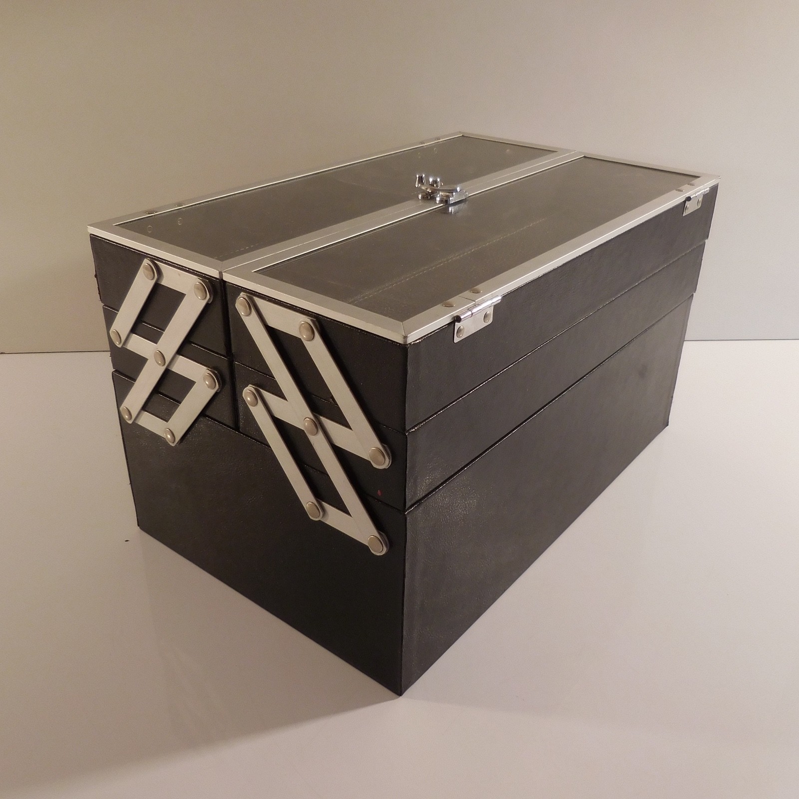 N2810 Tool Box Collector’s Case Vintage Design 20th Century Décor PN France