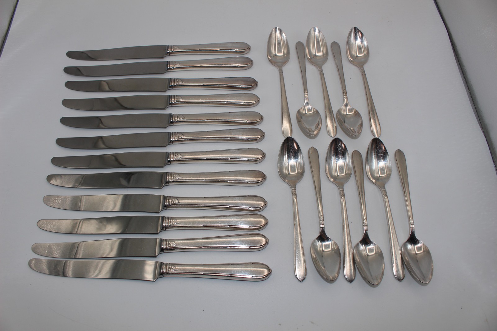 23 PCS ONEIDA BERKLEY SQUARE SILVERPLATE FLATWARE-TEASPOONS/KNIVES