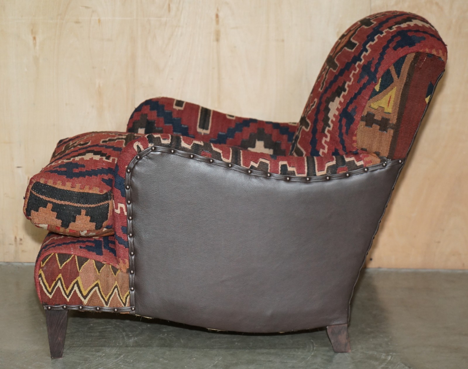 LOVELY GEORGE SMITH OF CHELSEA KILIM & DARK BROWN LEATHER HOWARD STYLE ARMCHAIR