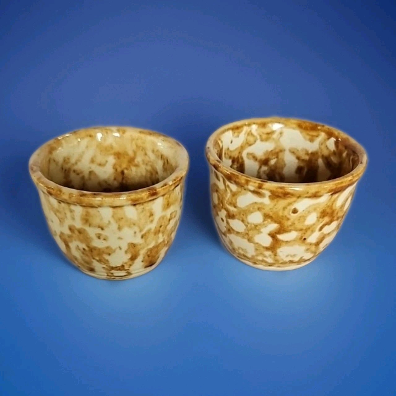 #1- SET OF 2 ANTIQUE SPONGEWARE YELLOWWARE CUSTARD CUPS ♡ YELLOW AND BROWN 3″ D