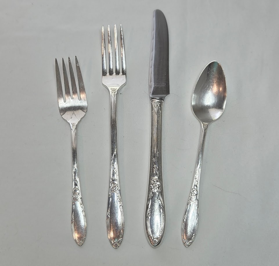 Oneida Chateau 1934 Heirloom Silverplate 4 Piece Place Setting Forks Spoon Knife