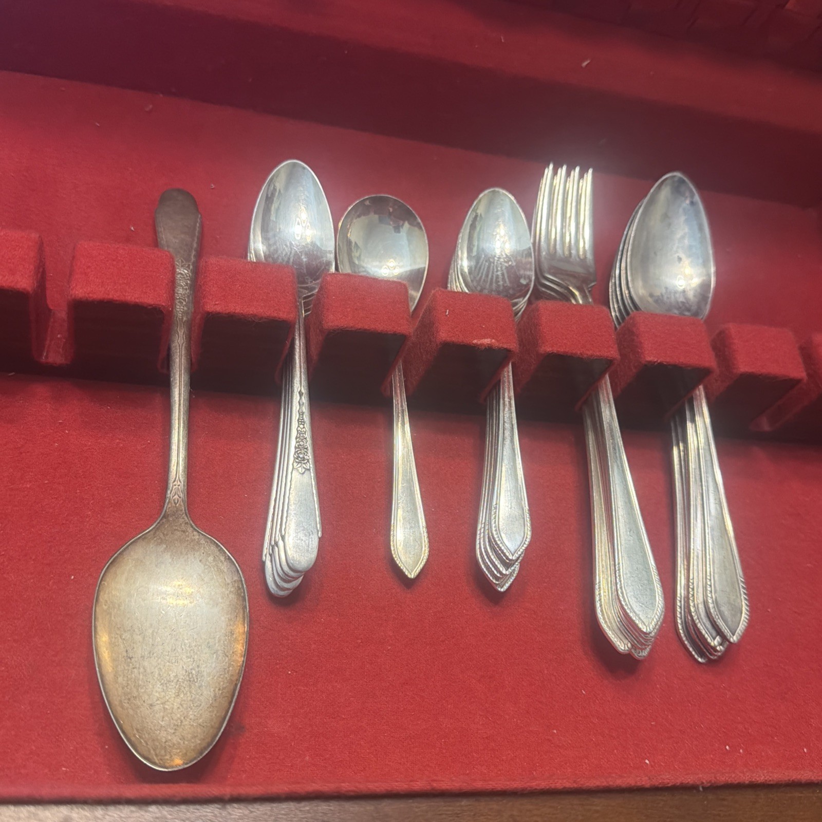 Vintage WM Rogers & Son IS Silverplate Silverware Set 34 Pieces
