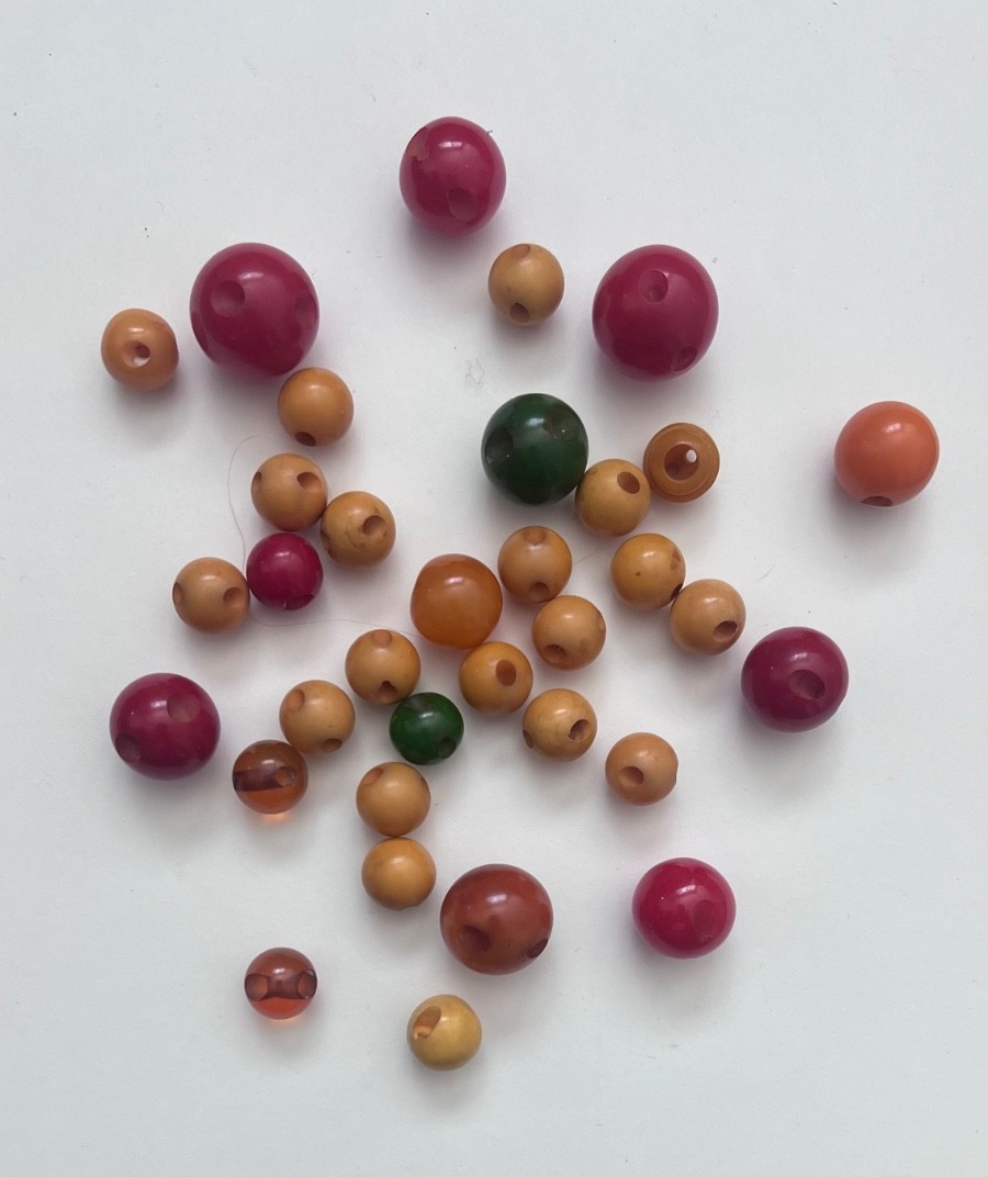 VINTAGE LOT OF 34 TESTED BAKELITE ASSORTED ROUND BALL BUTTONS