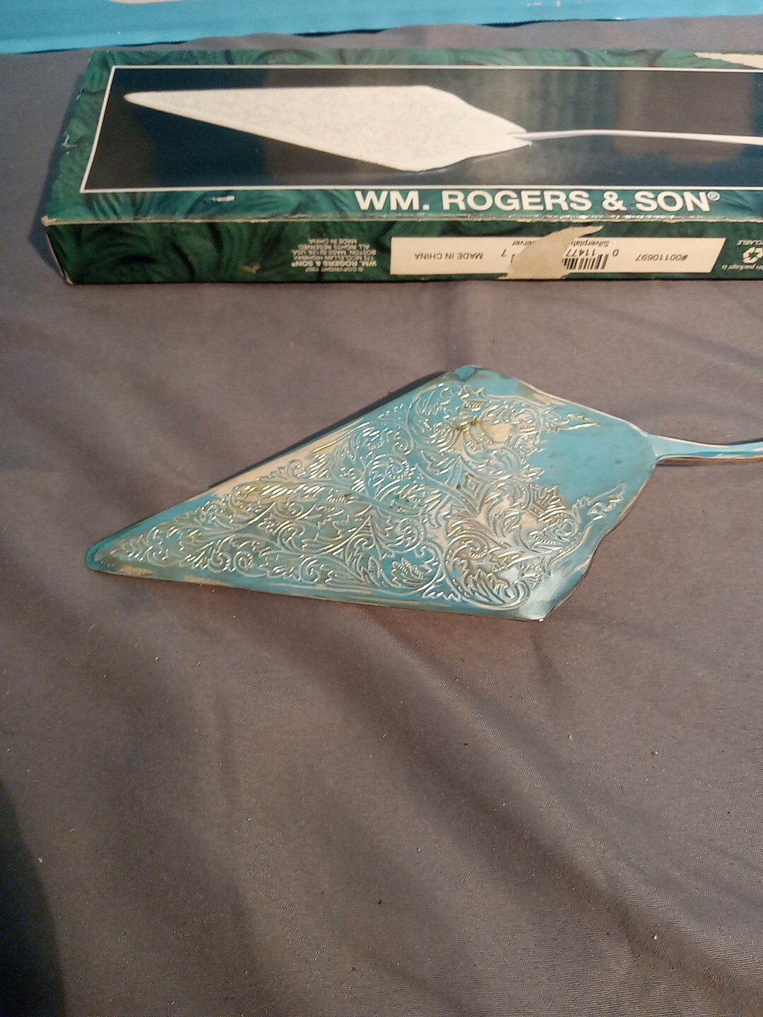 W.M. Rogers & Sons Cake Server Silverplated #0697 11.25″ Serrated Edge Floral
