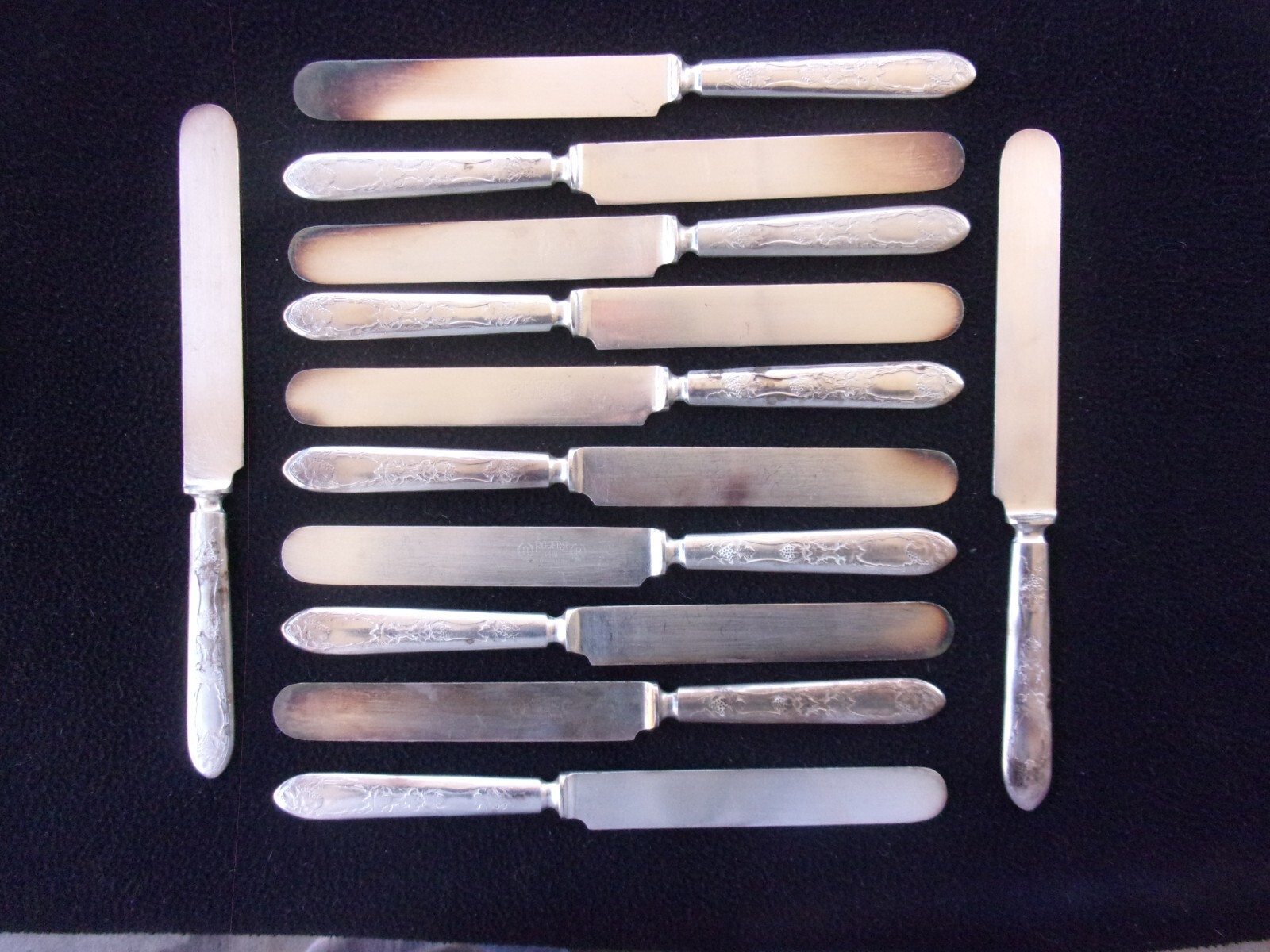 Vintage lot of 12 Rogers 1881 silverplated flatware butter knives 12Dwt, used
