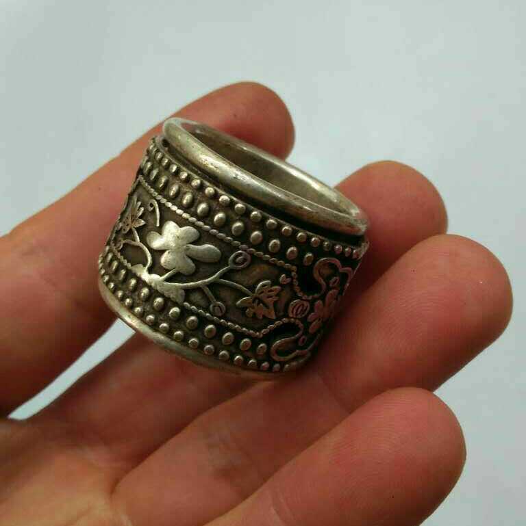 2.6cm Chinese Old Style Tibet Silver Hand-Carved Floral Designs Thumb Ring