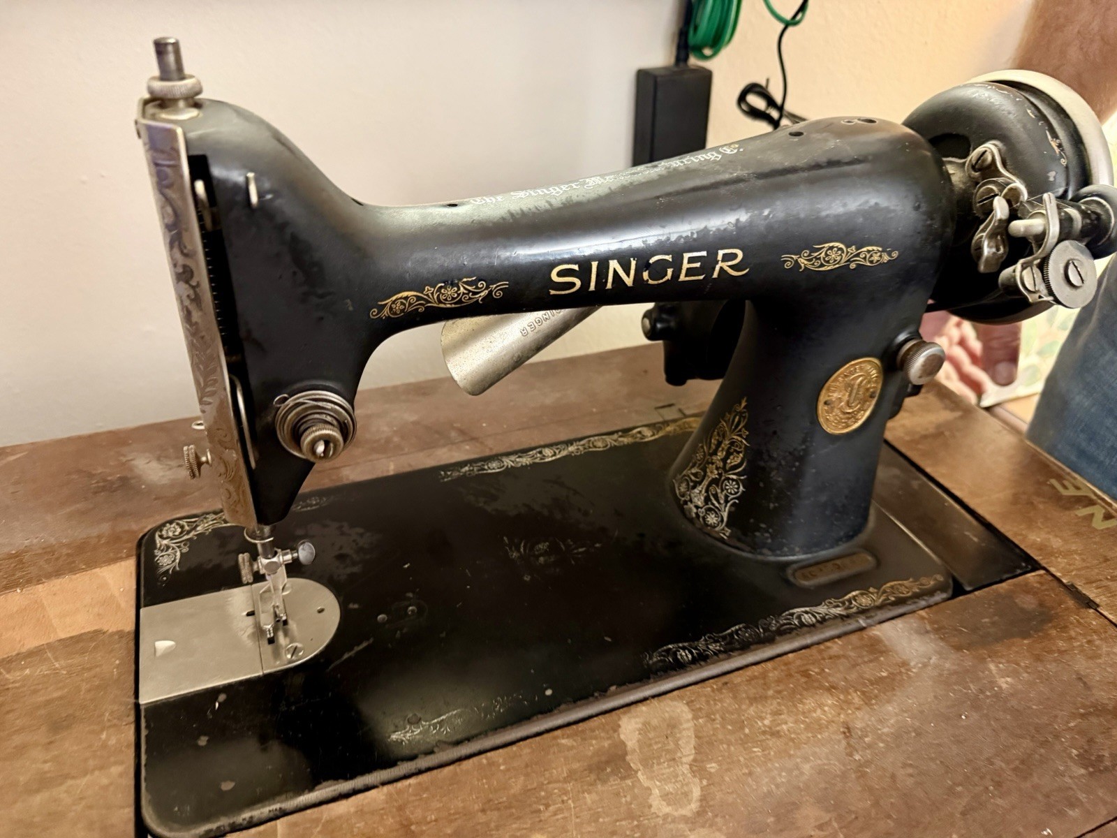 Vintage Singer Sewing Machine + Original Table & Attachments – Works Great