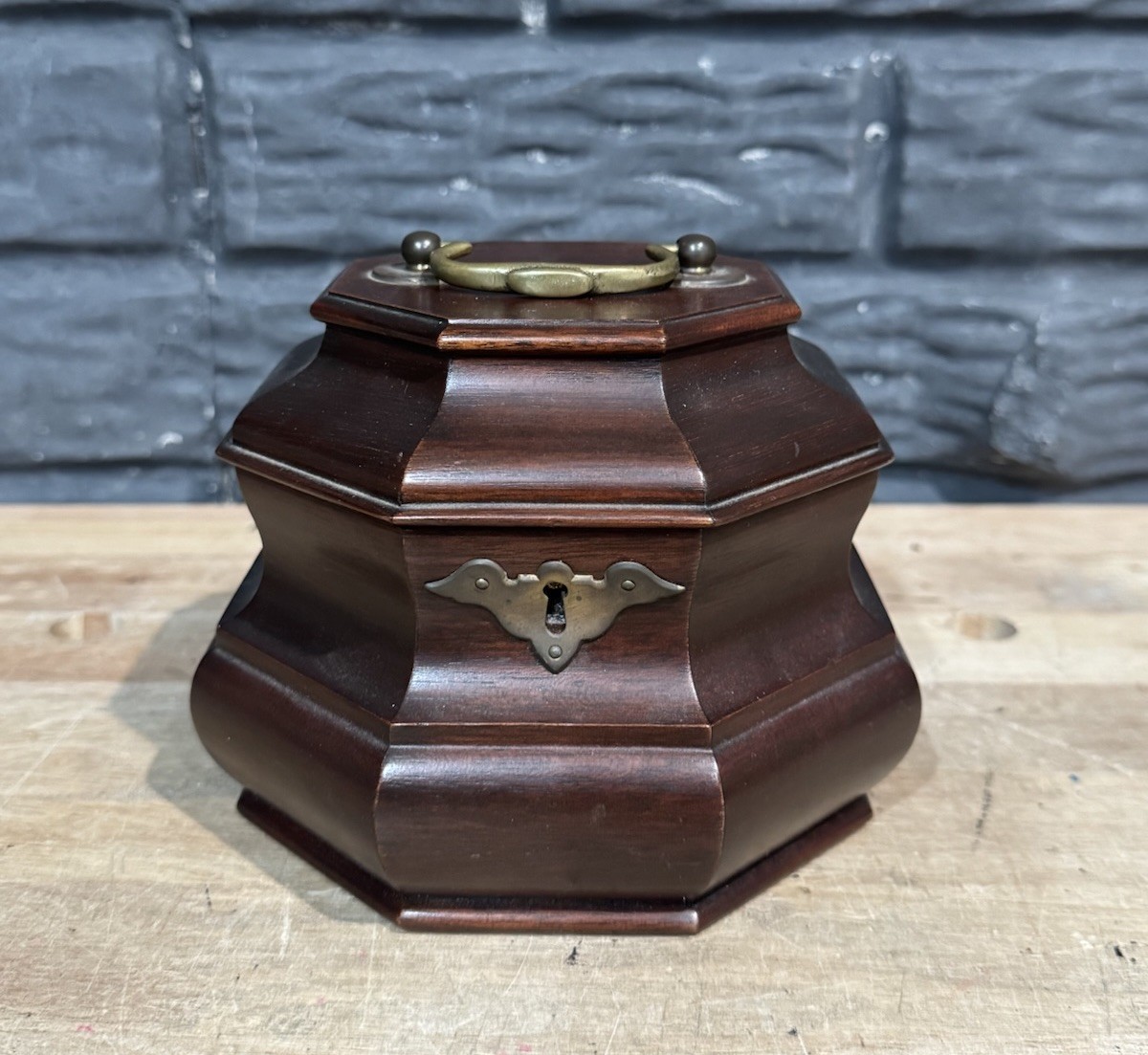 COLONIAL WILLIAMSBURG FIVE FORKS CABINET SHOP WOODEN TEA CADDY WITH KEY