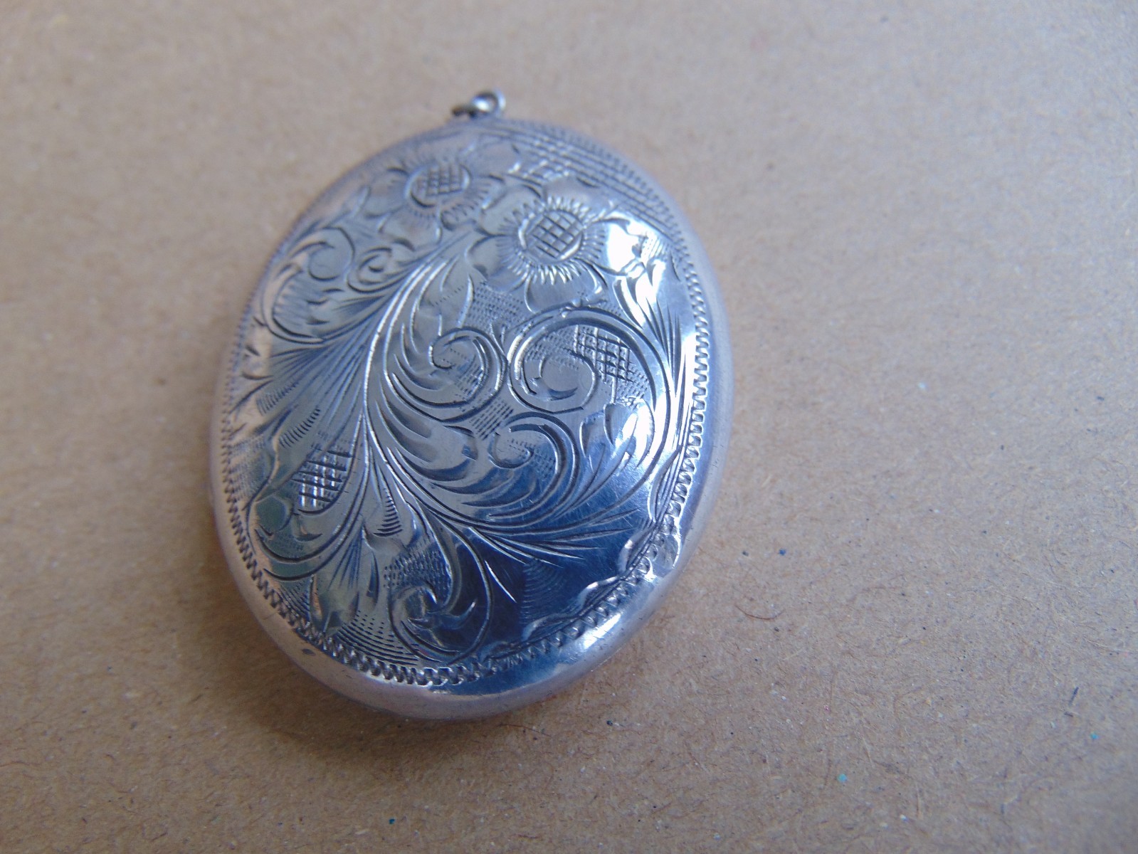 VINTAGE PRETTY LARGE STERLING SILVER OVAL BRIGHT CUT LOCKET 1964