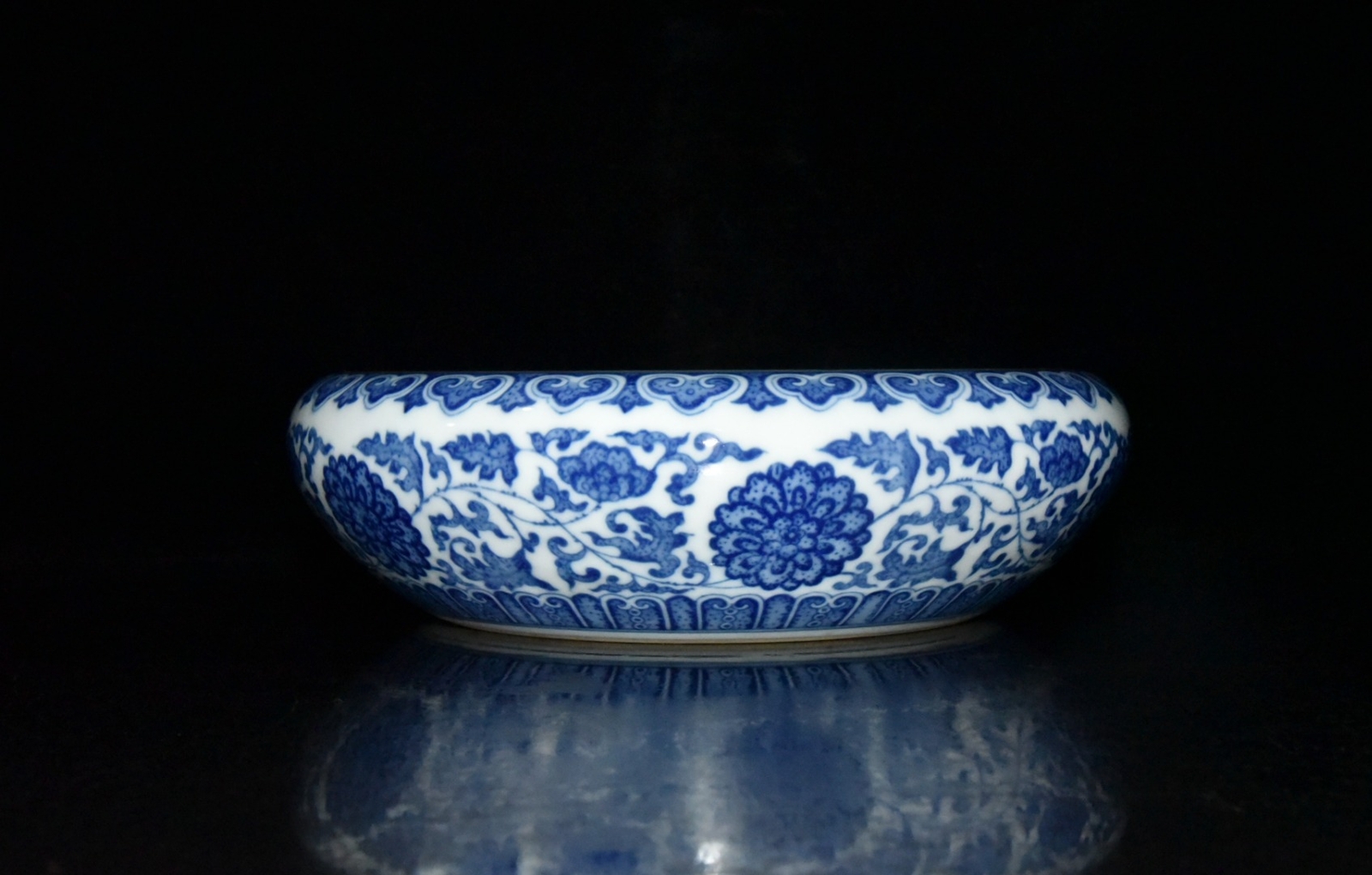 Yongzheng of the Qing Dynasty Blue and white Green glazed lotus pattern pen wash