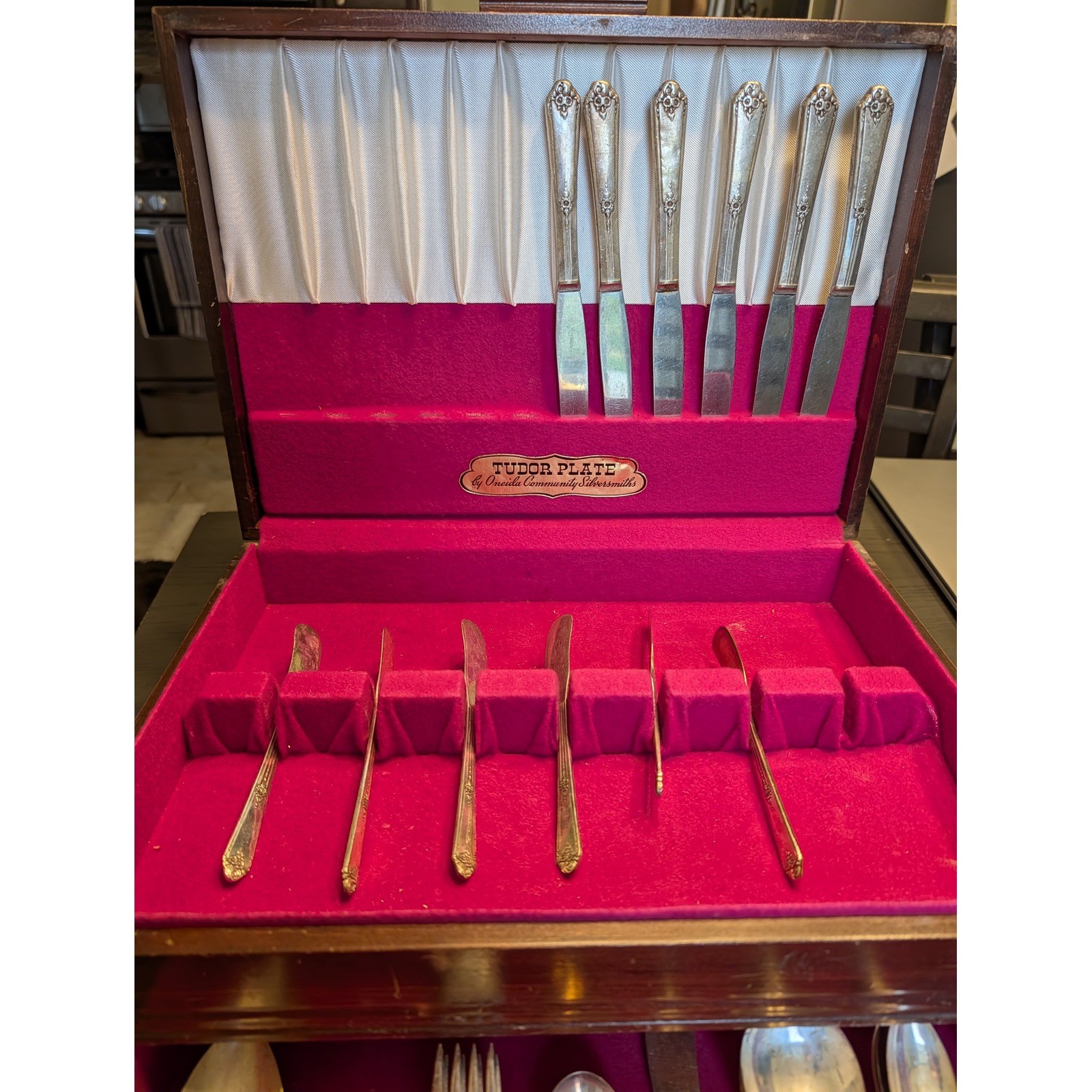 36pc VTG 1939 Oneida Tudor Plate Fortune Silverplate Flatware Wood Chest