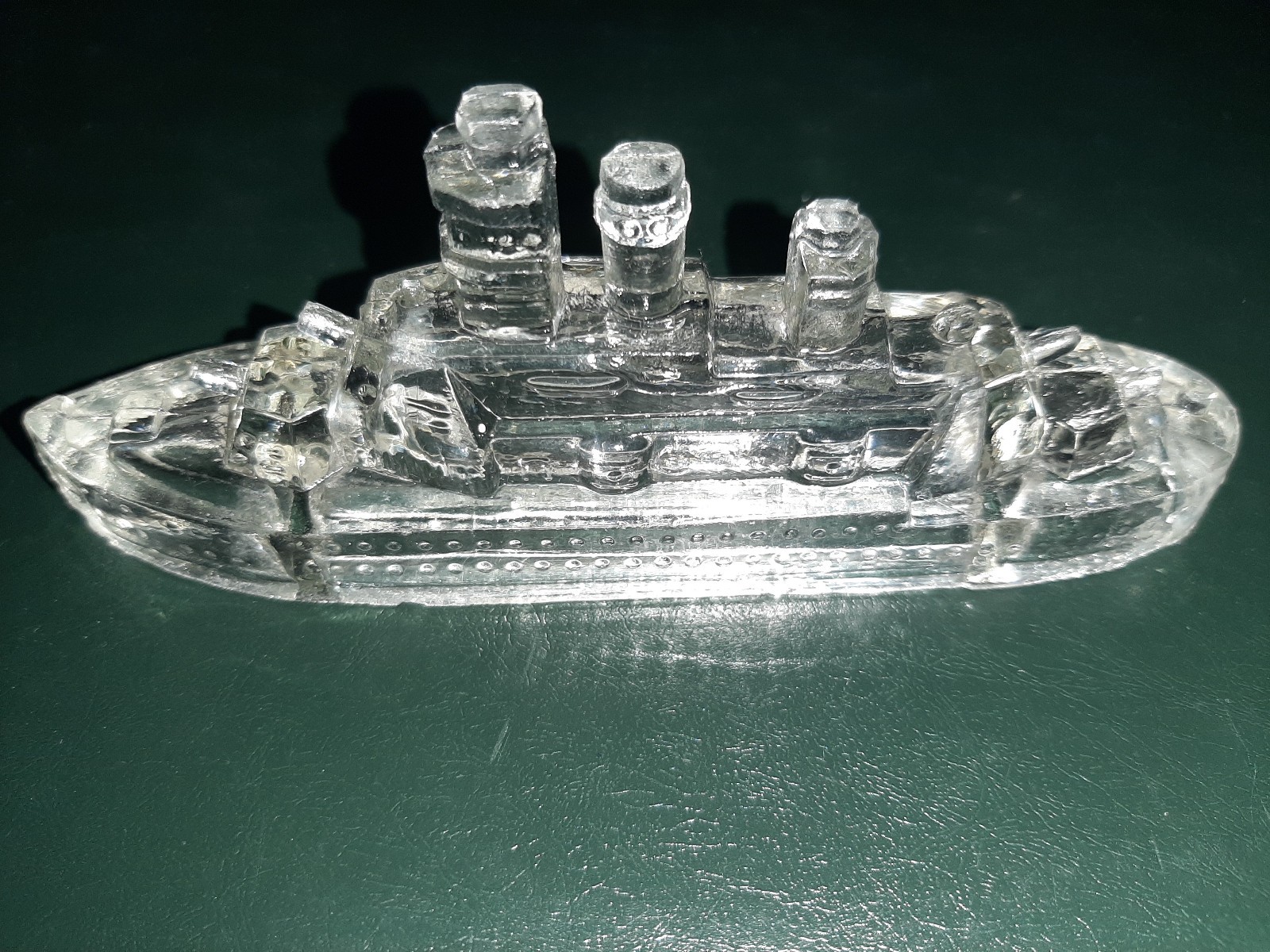 Interesting GLASS SOUVENIR BATTLESHIP – Ca. WWI or WWII VINTAGE – Gun Boat – USA