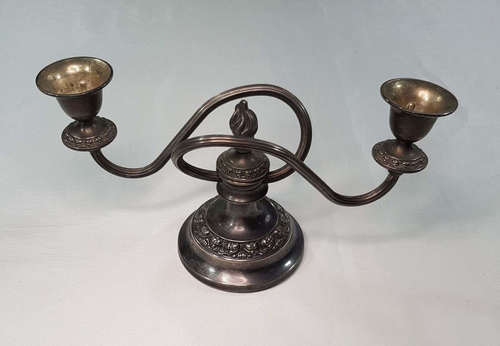 IANTHE ENGLAND SILVERPLATED TWISTED 2 BRANCH CANDELABRA 2 CANDLE HOLDER VINTAGE