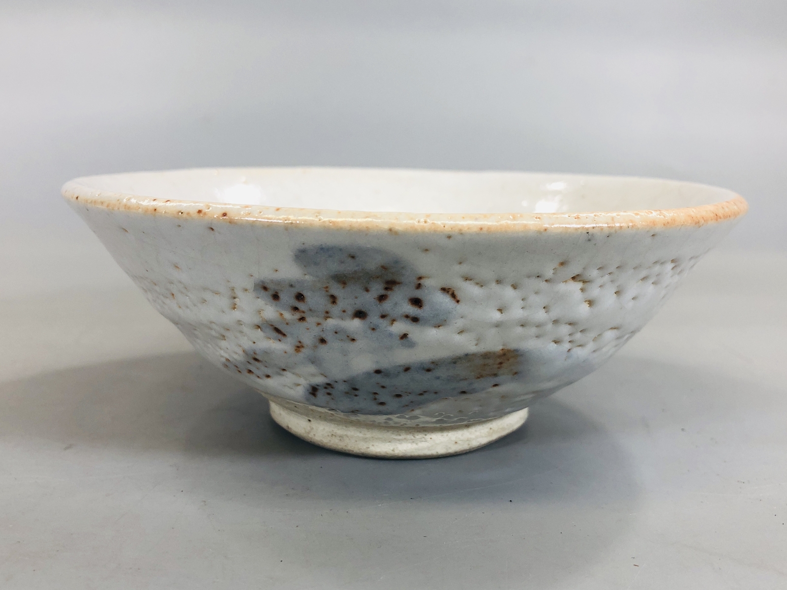 Y5536 CHAWAN Shino-ware flat signed box summer Japan antique tea ceremony bowl