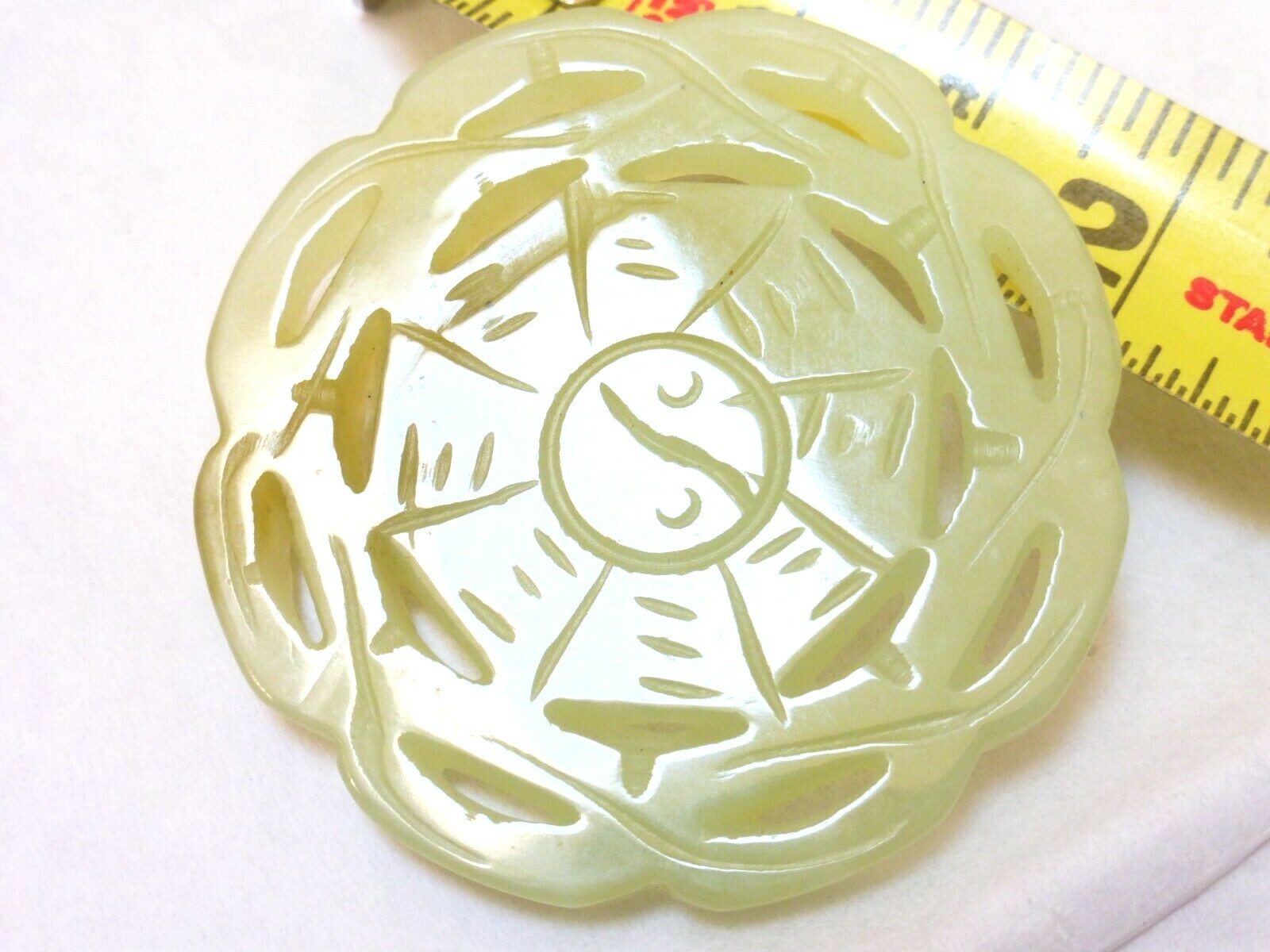 CHINESE VINTAGE GREEN JADE CARVED PENDANT, 21 GRAMS