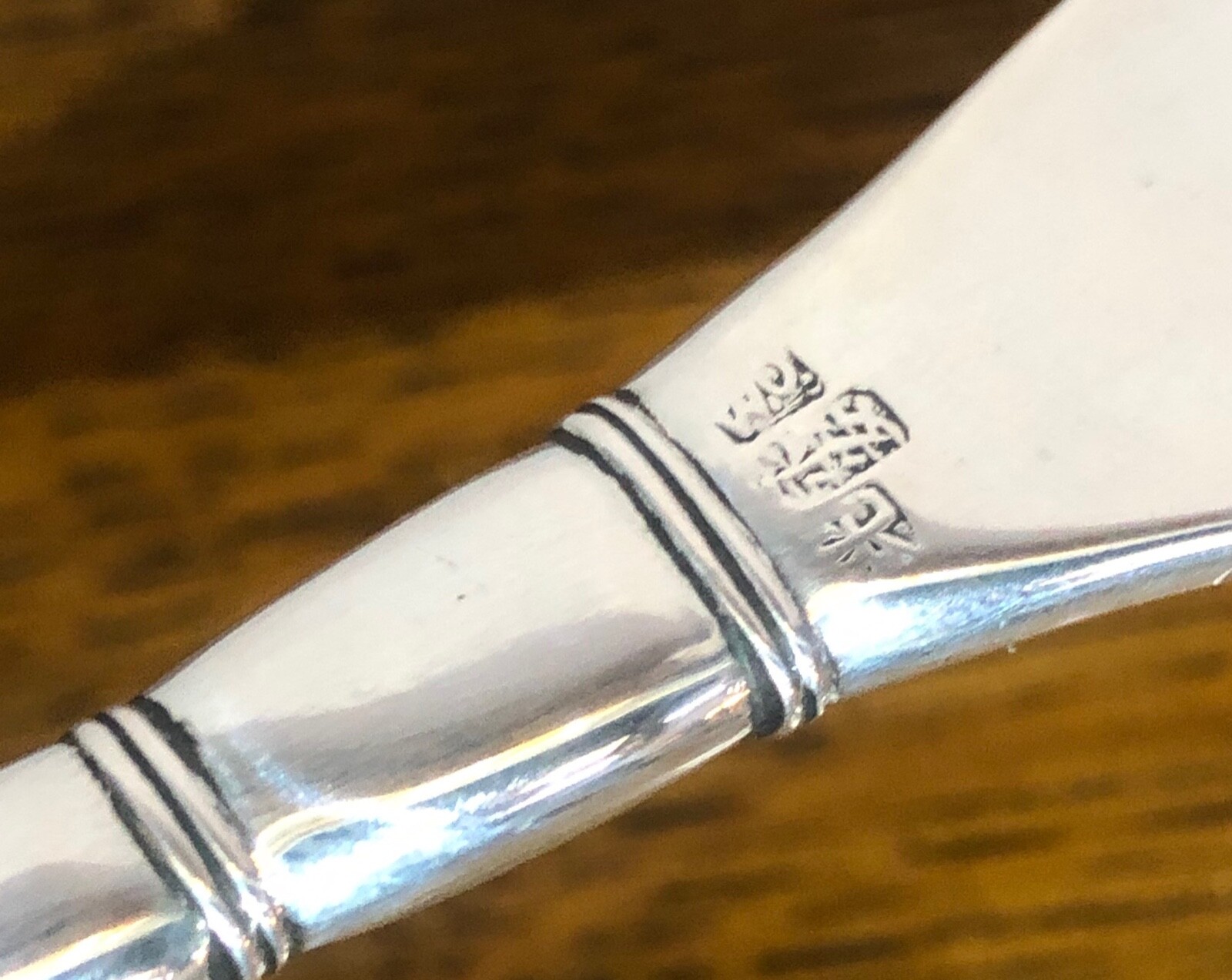 Good quality chinese export silver show horn and button hook