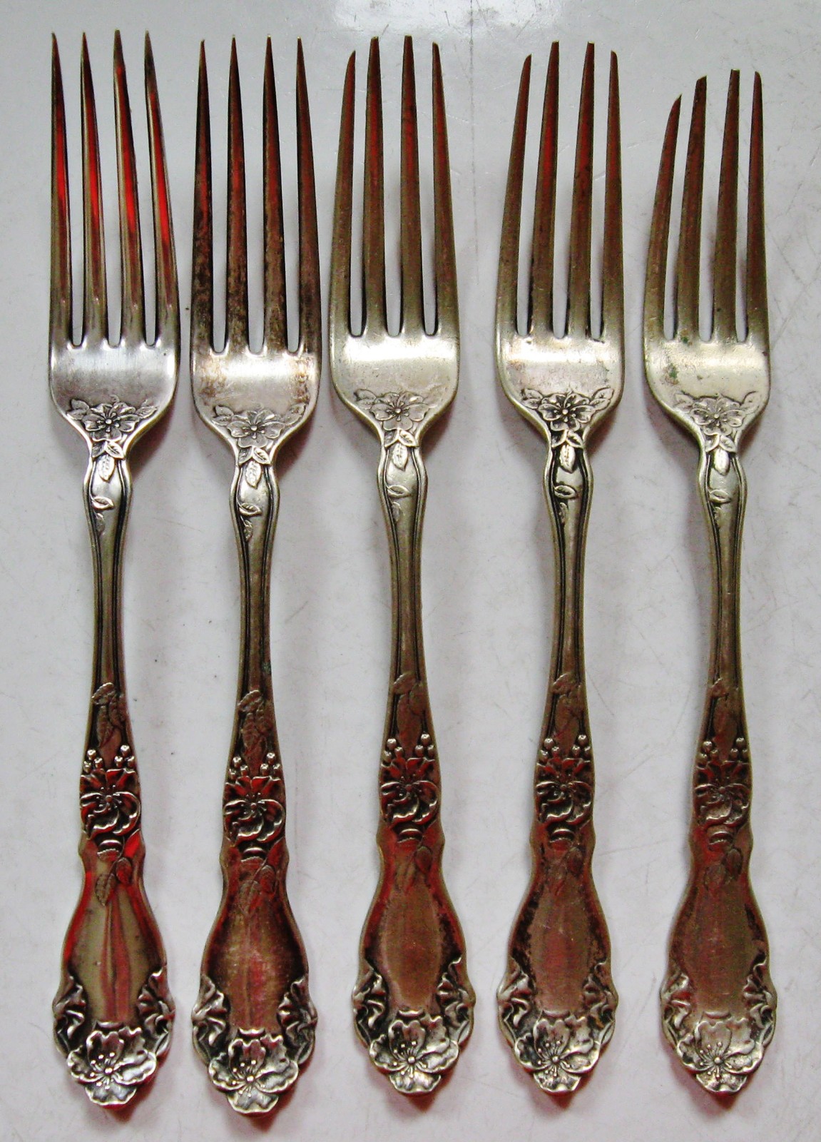 5 ANTIQUE WALLINGFORD ADAMS 1906 SILVERPLATE DINNER FORKS 7″ NEED POLISH