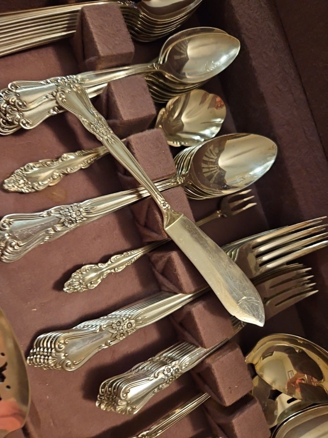 58-Pc WM A Rogers Oneida SECTIONAL Silverplate Flatware Set VALLEY ROSE w/ Chest