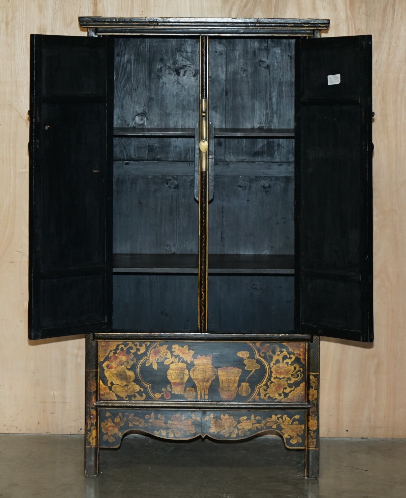 CHINESE EXPORT CHINOISERIE CIRCA 1920 PAINTED LACQUERED WEDDING CABINET WARDROBE