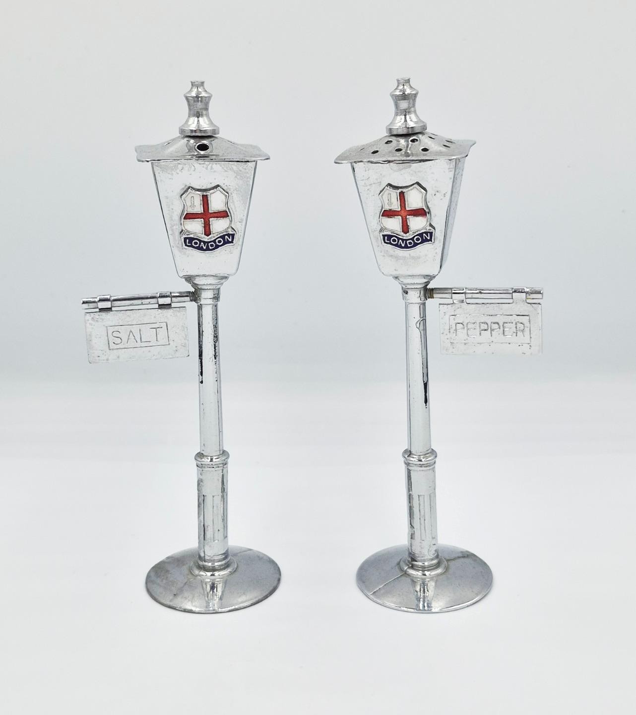 NOVELTY CHROME LONDON SOUVENIR LAMP POST SALT & PEPPER SHAKERS c1950