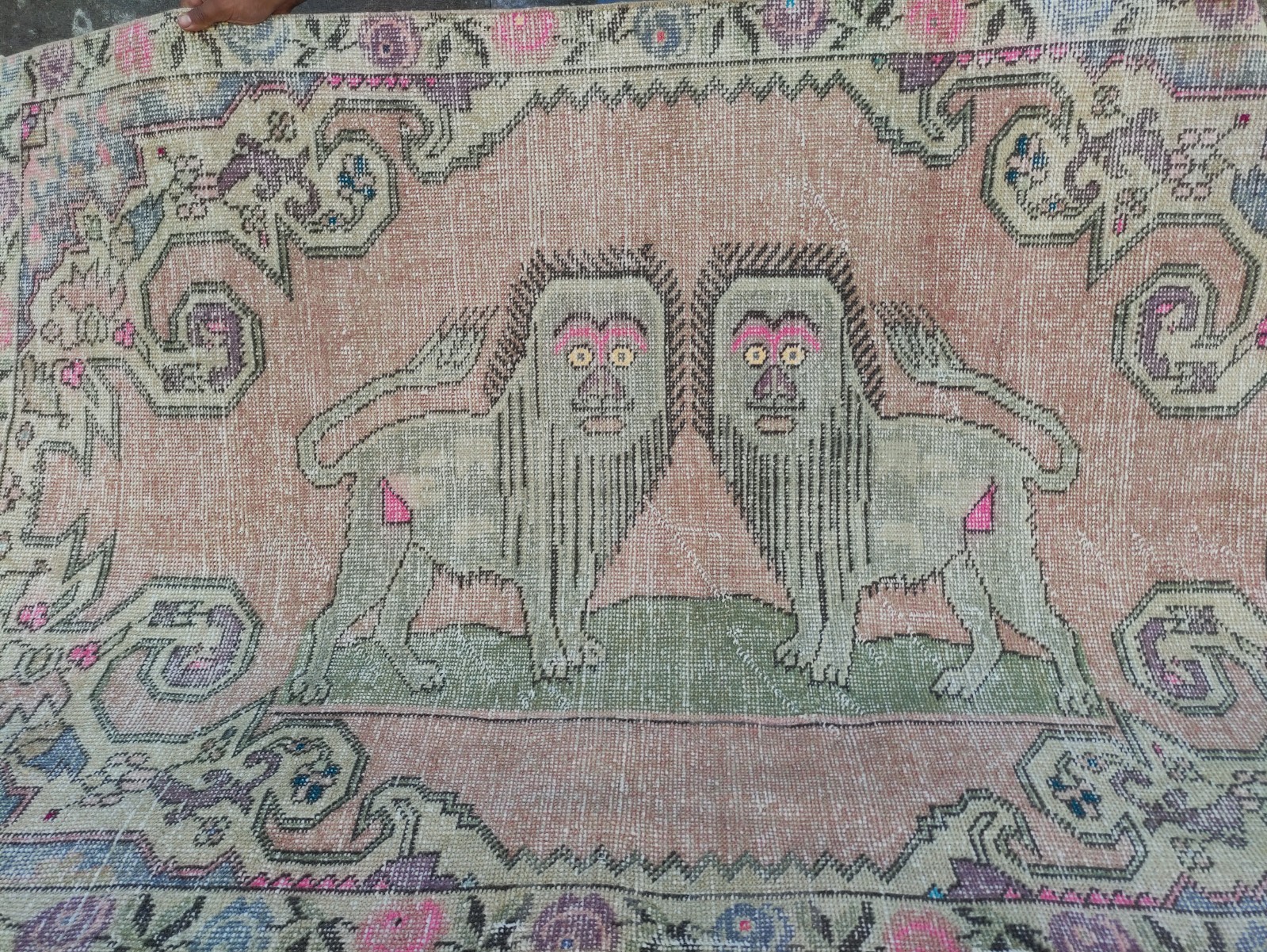 4×7 Lion Motif Turkish Vintage Area Rug 4.13 x 6.63 ft Handmade Rug 126 x 202 cm