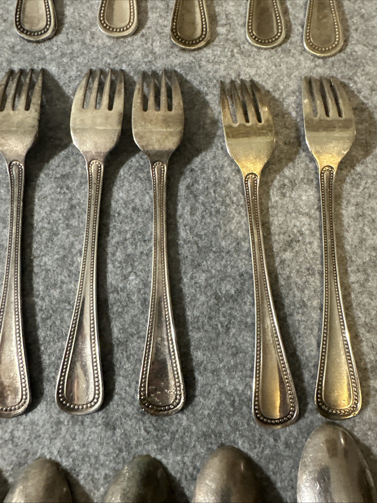 46 Pc ONEIDA COMMUNITY CUBE SILVER-PLATED PATRICIAN PATTERN BEADED FLATWARE 1975