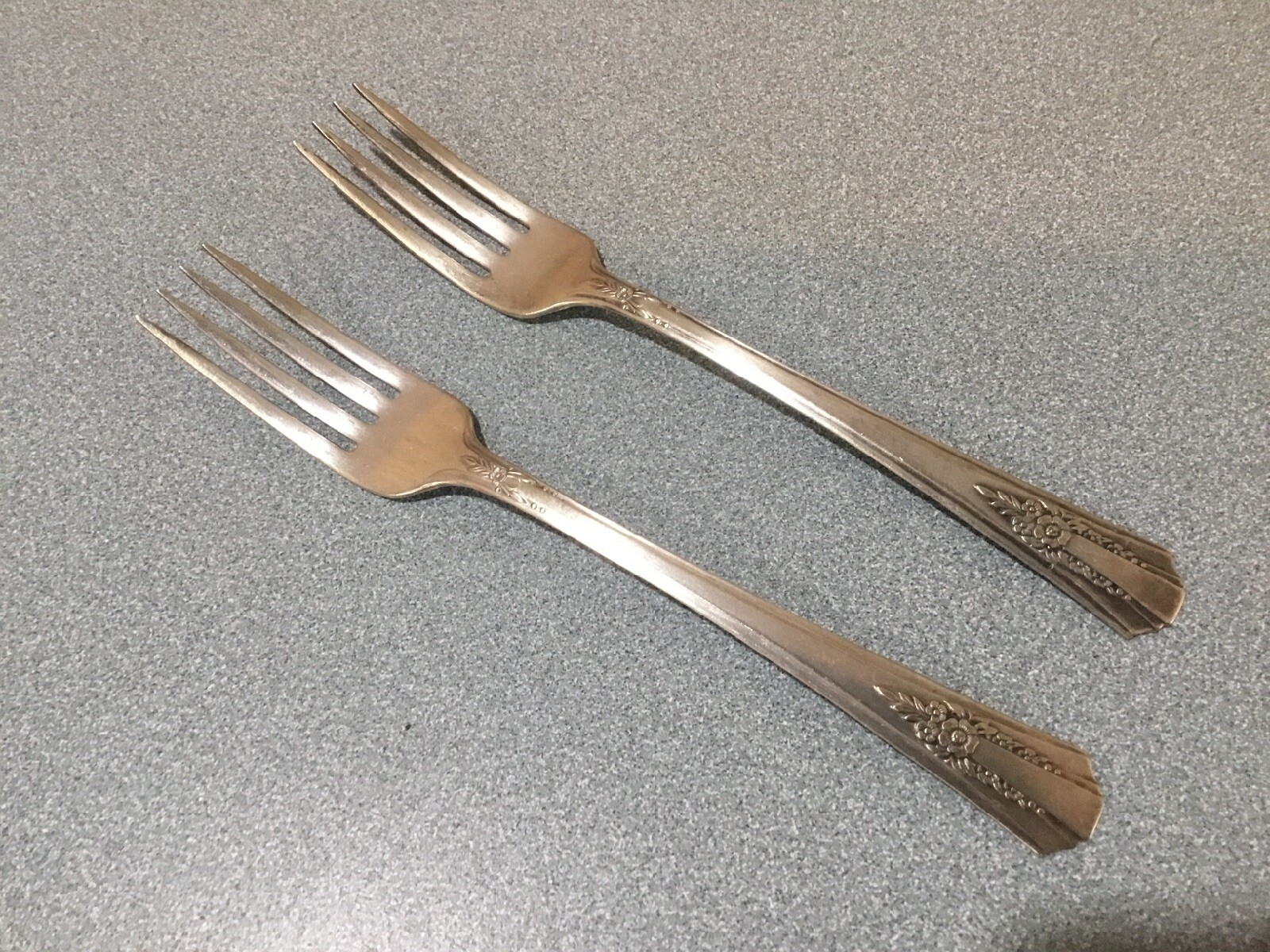 SET 2 VINTAGE Collectible DINNER FORK 71/8″ GENESEE SILVER PLATE FREE SH