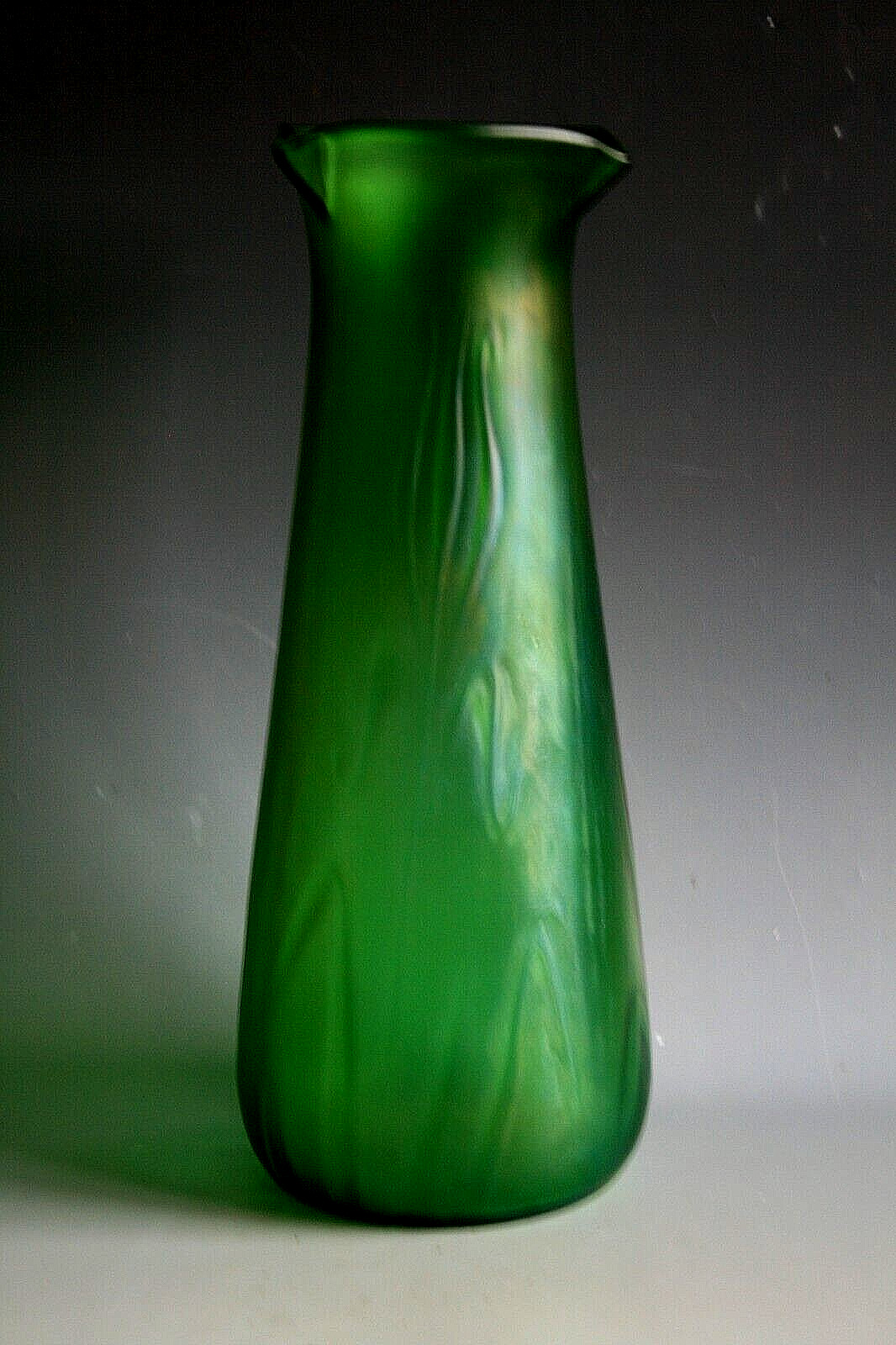 ANTIQUE ART NOUVEAU IRIDESCENT GLASS VASE IN STYLE OF LOETZ