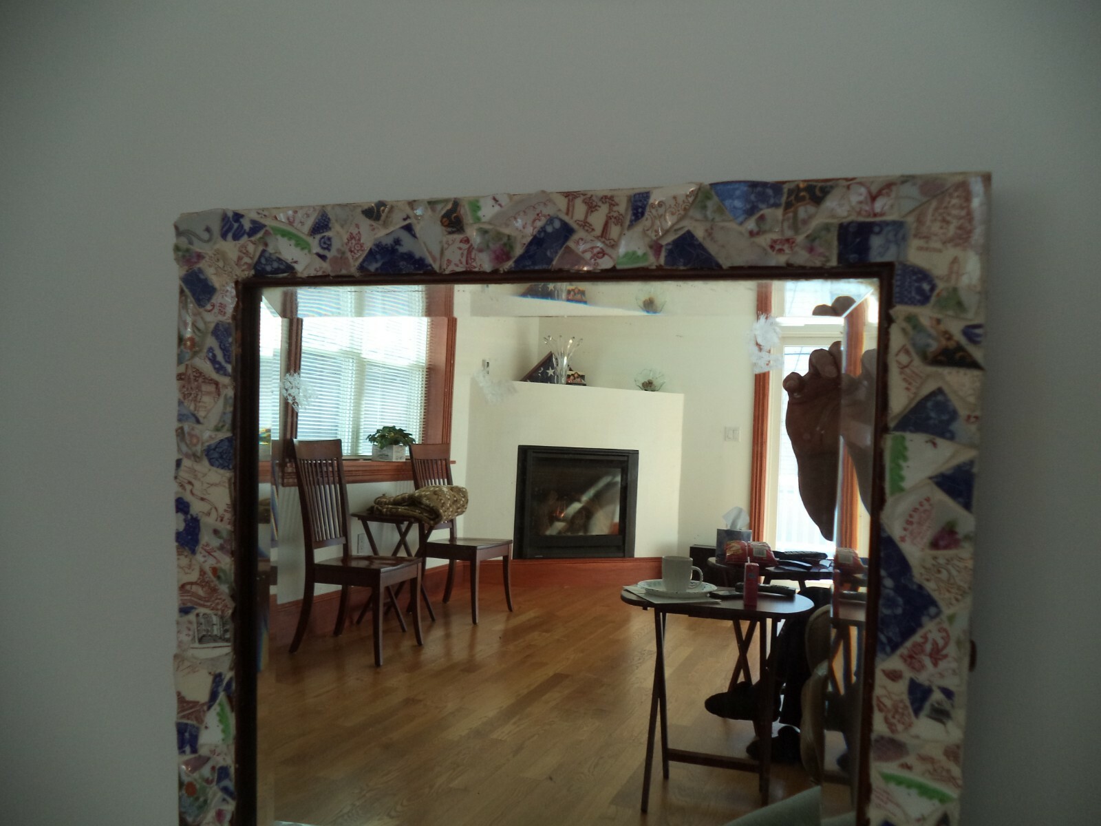 ANTIQUE FOLK ART FRAMED BEVELED MIRROR ANTIQUE PLATES AROUND FRAME 23 1/2″ X 19