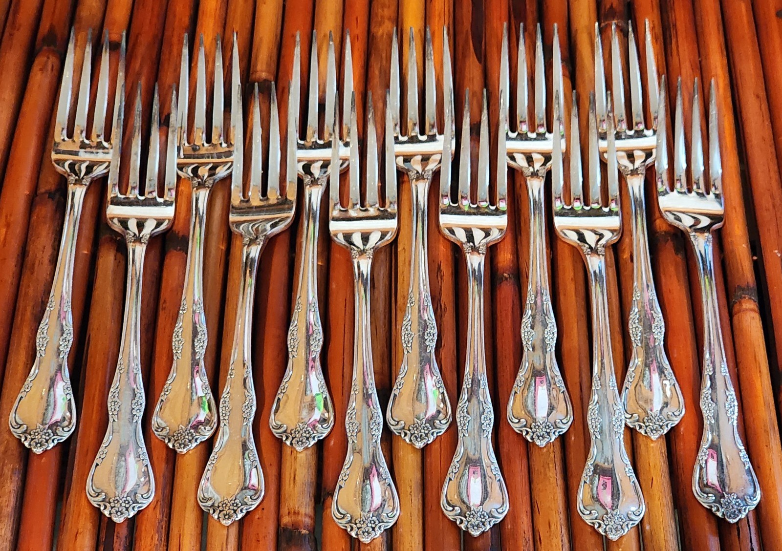 12 Oneida Community Fredericksburg Pattern Silverplate Dinner Forks