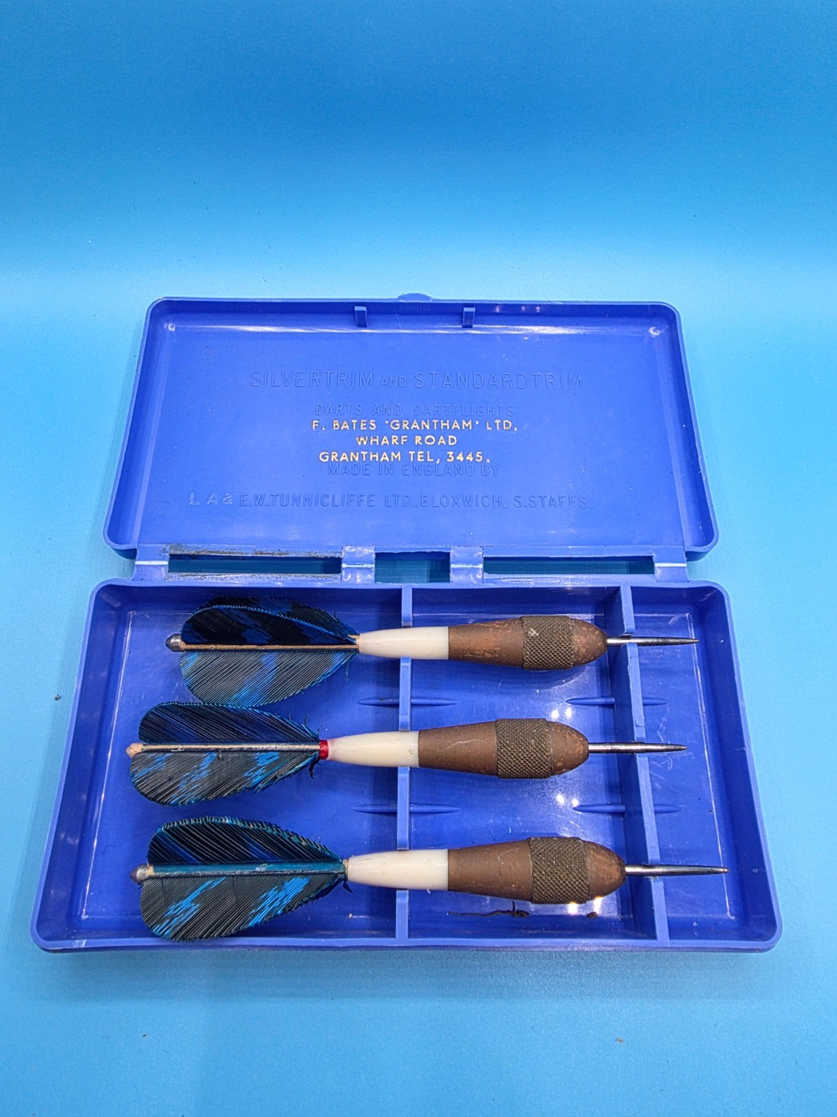 Vintage Sitandardtrim Dart Set with Blue Case – Blue Feather Flights –